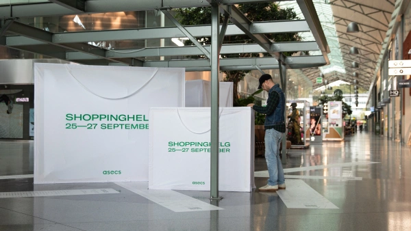 Massiva shoppingpåsar i paviljong på asecs.
