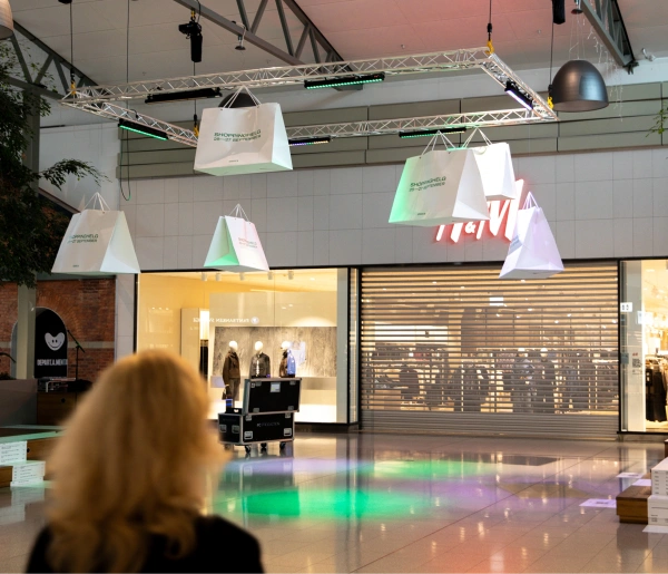 Stora shoppingpåsar hänger från taket på asecs
