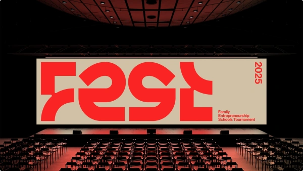Enorm presentationskärm i ett auditorium med Fests logotyp
