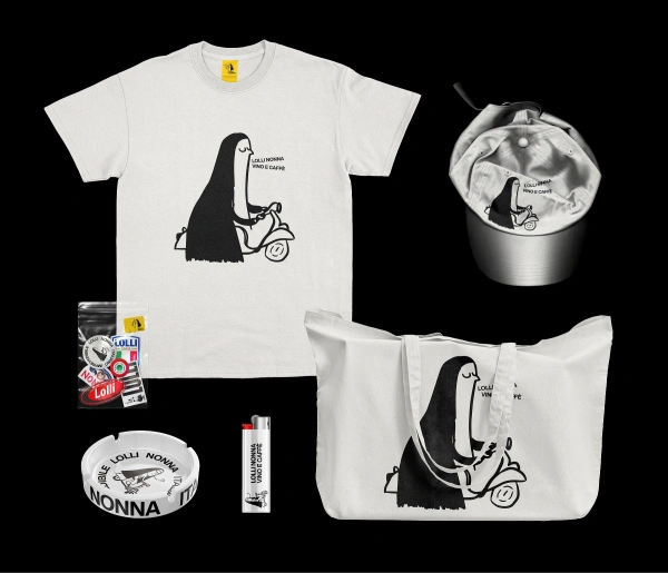Urval av Lolli Nonna-merch. Keps, t-shirt, tändare, askkopp, stickers, tygpåse