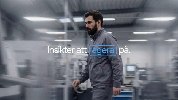 Imagebild på en man som går i en produktionsmiljö. På bilden ligger texten "Insikter att agera på."
