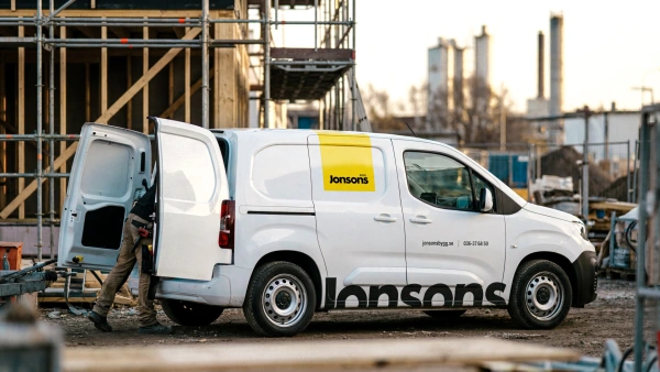 AI-visualisering Jonssons byggs skåpbild på en byggarbetsplats