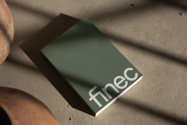 Grön bok med Finec-logotyp på.